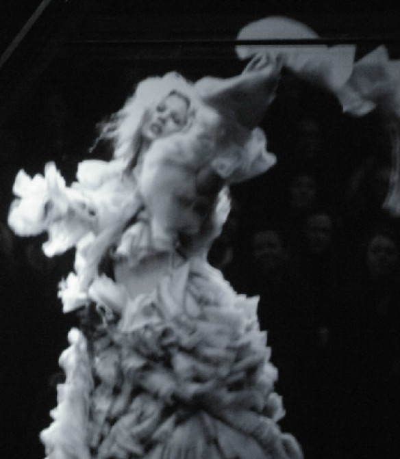 Holograma de Kate Moss no desfile de Alexander McQueen O/ I 2006